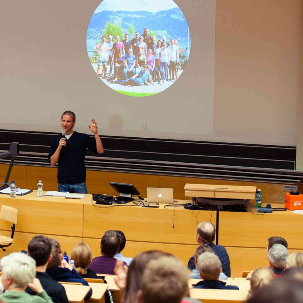 Voller Saal cropped